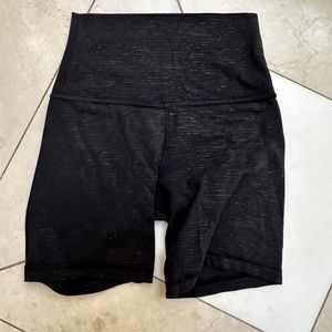 Size 2 Like New Lululemon 6” Wunder Under Shorts in Black with tick stripes